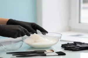 آرایشگر در حال ترکیب پودر دکلره و اکسیدان برای رنگ و مش مو